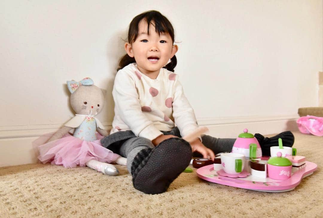 近藤麻理恵さんのインスタグラム写真 - (近藤麻理恵Instagram)「This tea set is currently her favorite toy 🍵🌸 ⠀」2月24日 16時56分 - mariekondo