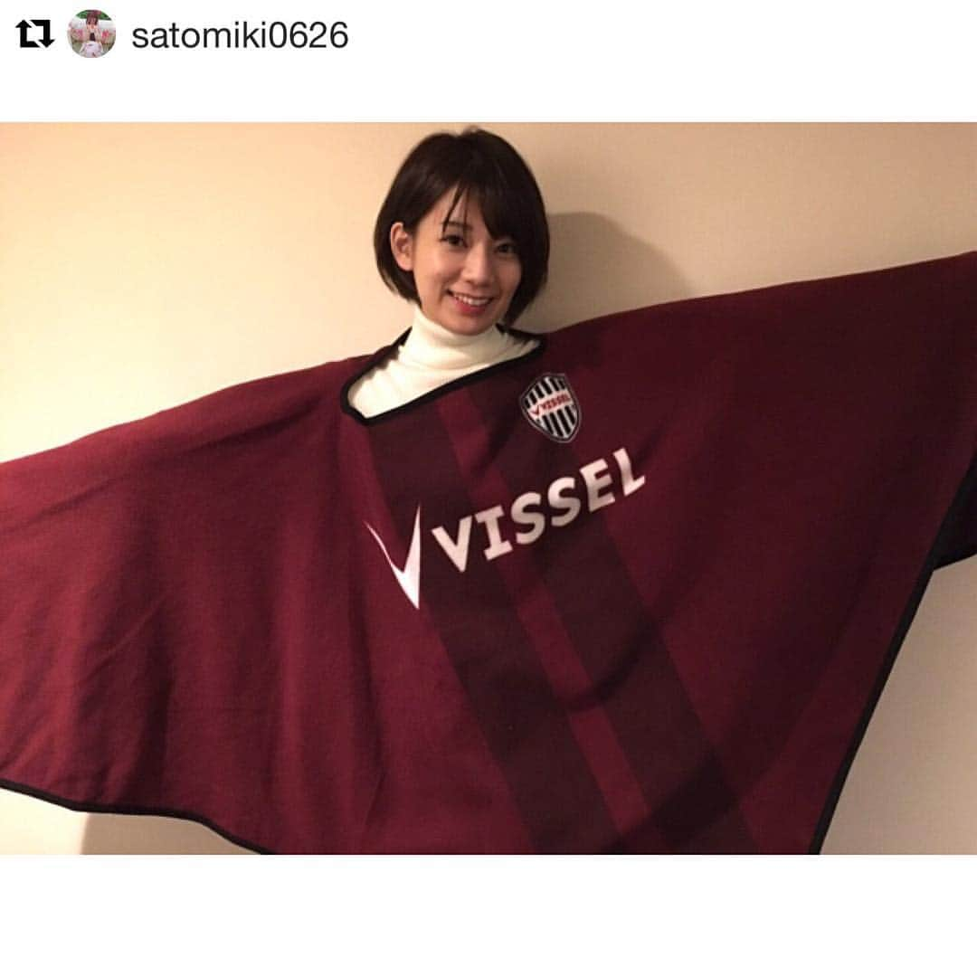 ヴィッセル神戸さんのインスタグラム写真 - (ヴィッセル神戸Instagram)「#Repost @satomiki0626 ・・・ 昨日の明治安田生命J1リーグ開幕戦「サガン鳥栖×ヴィッセル神戸」で来場者全員にプレゼントされたオリジナルマント！この時期の試合観戦はとても冷えるのでこんな豪華な防寒グッズが貰えるのは嬉しい♡ 対戦相手の神戸では3/3(土)のホーム開幕戦「ヴィッセル神戸×清水エスパルス」でビジターシート以外の来場された方全員にフリースポンチョがプレゼントされます！サイズも大きくて温まるよ💕‬スタジアム観戦必須アイテムです！  #jリーグ #Jリーグ開幕 #j1 #サガン鳥栖 #ヴィッセル神戸 #ホーム開幕戦 #オリジナルマント #フリースポンチョ #ポンチョ #防寒グッズ #スタジアム観戦 #プレゼント #vissel #visselkobe」2月24日 18時32分 - visselkobe