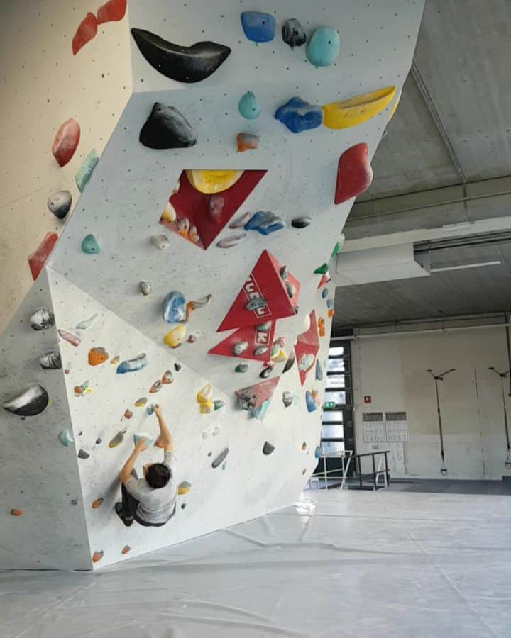 ルスタン・ゲルマノフのインスタグラム：「Always nice to see new hard boulders at my home gym @monk_eindhoven.  @redbull_rus @redbull @adidasterrex @fiveten_official @frictionlabs #adidasterrex #livewithoutlimits #gr #chalkmatters #climbing #sportclimbing #bouldering #rockclimbing #climbing_pictures_of_instagram」