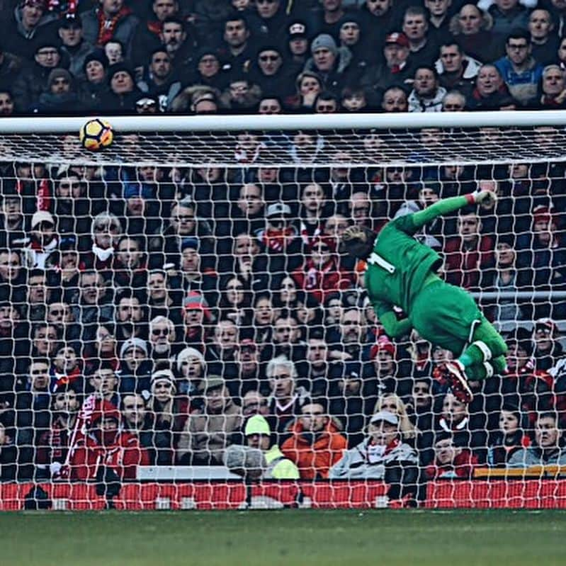 ロリス・カリウスさんのインスタグラム写真 - (ロリス・カリウスInstagram)「3 Points✔️ 2nd Place✔️ Great support✔️ #LK1 #YNWA」2月25日 4時20分 - loriskarius