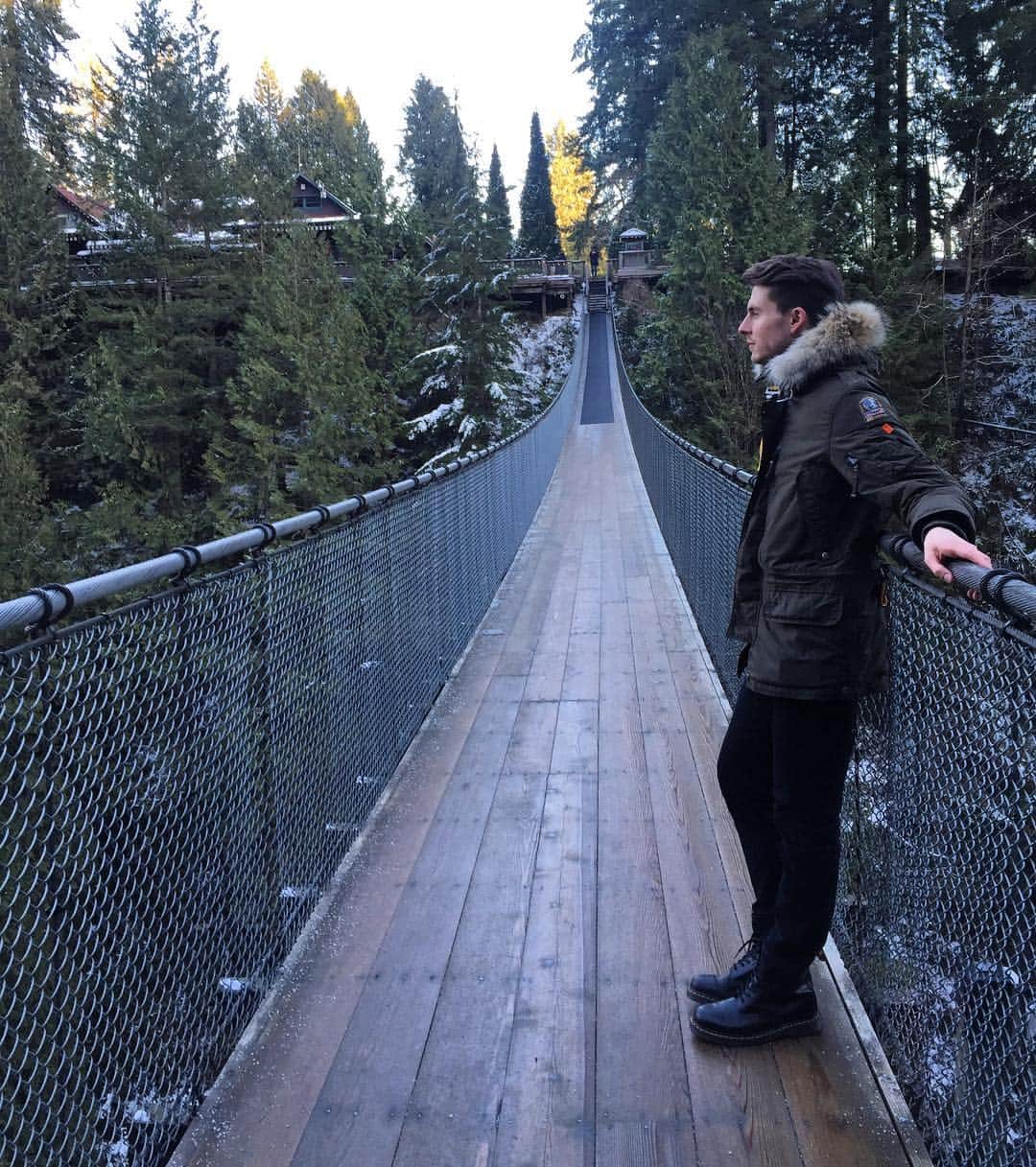 ルイス・フェネロのインスタグラム：「C A P I L A N O  B R I D G E. ⛰ 🌉 🏔」