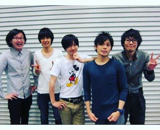 櫻井健一朗さんのインスタグラム写真 - (櫻井健一朗Instagram)「大宮ラクーンよしもと劇場さんで我々にとって初の単独ライブ1日4公演させていただきました☺️ 大丈夫か？と思ったけどただただ楽しくて、あっという間に終わってしまったという感じです☺️ １公演目にゲストで出てくださいましたチーモンチョーチュウさん。まさかの三文字ゲームでいっしょに漫才できると思ってませんでしたので感激でした🤩 ２公演目にゲストで出てくれたポラロイドマガジン。養成所のクラスが一緒で、baseよしもとの同じオーディションで受かって同じバトルで勝ち上がって、ずっといっしょにやってた３人組なんですが今は事務所もトリオ名（忘れた）（ライブ中ももう途中であきらめてポラロイドマガジンって言ってた）も変わって、拠点も東京に移って、頑張ってるところを声かけさせてもらいました。ありがとうな！ なにより４公演通し券で満席のお客様、ほんと嬉しかったです！長時間ありがとうございました😊！！またやらせてもらえたときはぜひ！！ #埼玉 #大宮ラクーンよしもと劇場  #GIONデー #祇園 #チーモンチョーチュウ さん #ポラロイドマガジン #ニュークレープ ？ #チーモンさんは第一希望 #ポラロイドマガジンは #チョコプラシソンヌパンサーニューヨークしずるジャルジャル #敬称略 #スケジュールNGのため #どうしようかとなってるときに #一撃で #いけた #最後の2枚は #baseの頃を再現 #大人になったねぇ #というか老けて太ってわやくそ」2月24日 21時37分 - sakurai_k