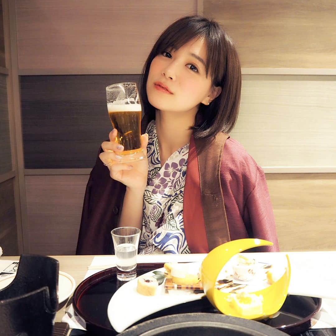 石井里奈さんのインスタグラム写真 - (石井里奈Instagram)「こんばんは☺️💕✨ . . 土曜の夜いかがお過ごしでしょうか😊💕 今夜の投稿は箱根ディナーの時の🙆‍♀️🍻 . . 東京カレンダー風に撮ってみました🤫 大人クール女子風に🧑♡笑 . . やっぱり最初はビール🍻💕✨！ . . なんでこんなに一口目のビールって おいしいんでしょうか😂🤫✨ . なんとこの旅館、ドリンク飲み放題というこれまたすごいサービス😳💕 . . お酒飲むとすぐ顔赤くなっちゃうの どうにかしたい😂💕笑 . . ほわほわ🌸 . . 夜ご飯何食べたかは次の投稿で 紹介しますね🙆‍♀️💕 . 今日もお疲れ様でした✨✨ . . #food #instafood #グルメ #グルメ女子 #ビール #ビール女子 #beer #love #hakone #箱根 #旅行 #travel #trip #model #yukata #浴衣 #dinner #夜ごはん #旅館 #温泉 #お酒 #ほろ酔い #girl #holiday #温泉旅行  #happy #東京カレンダー #ジェットスター旅部 #ジェットスターアンバサダー」2月24日 21時43分 - ri7tin1025