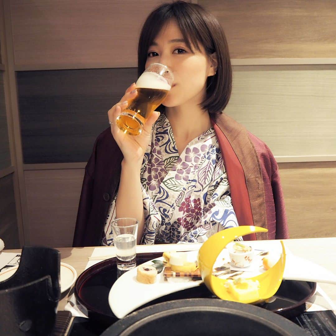 石井里奈さんのインスタグラム写真 - (石井里奈Instagram)「こんばんは☺️💕✨ . . 土曜の夜いかがお過ごしでしょうか😊💕 今夜の投稿は箱根ディナーの時の🙆‍♀️🍻 . . 東京カレンダー風に撮ってみました🤫 大人クール女子風に🧑♡笑 . . やっぱり最初はビール🍻💕✨！ . . なんでこんなに一口目のビールって おいしいんでしょうか😂🤫✨ . なんとこの旅館、ドリンク飲み放題というこれまたすごいサービス😳💕 . . お酒飲むとすぐ顔赤くなっちゃうの どうにかしたい😂💕笑 . . ほわほわ🌸 . . 夜ご飯何食べたかは次の投稿で 紹介しますね🙆‍♀️💕 . 今日もお疲れ様でした✨✨ . . #food #instafood #グルメ #グルメ女子 #ビール #ビール女子 #beer #love #hakone #箱根 #旅行 #travel #trip #model #yukata #浴衣 #dinner #夜ごはん #旅館 #温泉 #お酒 #ほろ酔い #girl #holiday #温泉旅行  #happy #東京カレンダー #ジェットスター旅部 #ジェットスターアンバサダー」2月24日 21時43分 - ri7tin1025