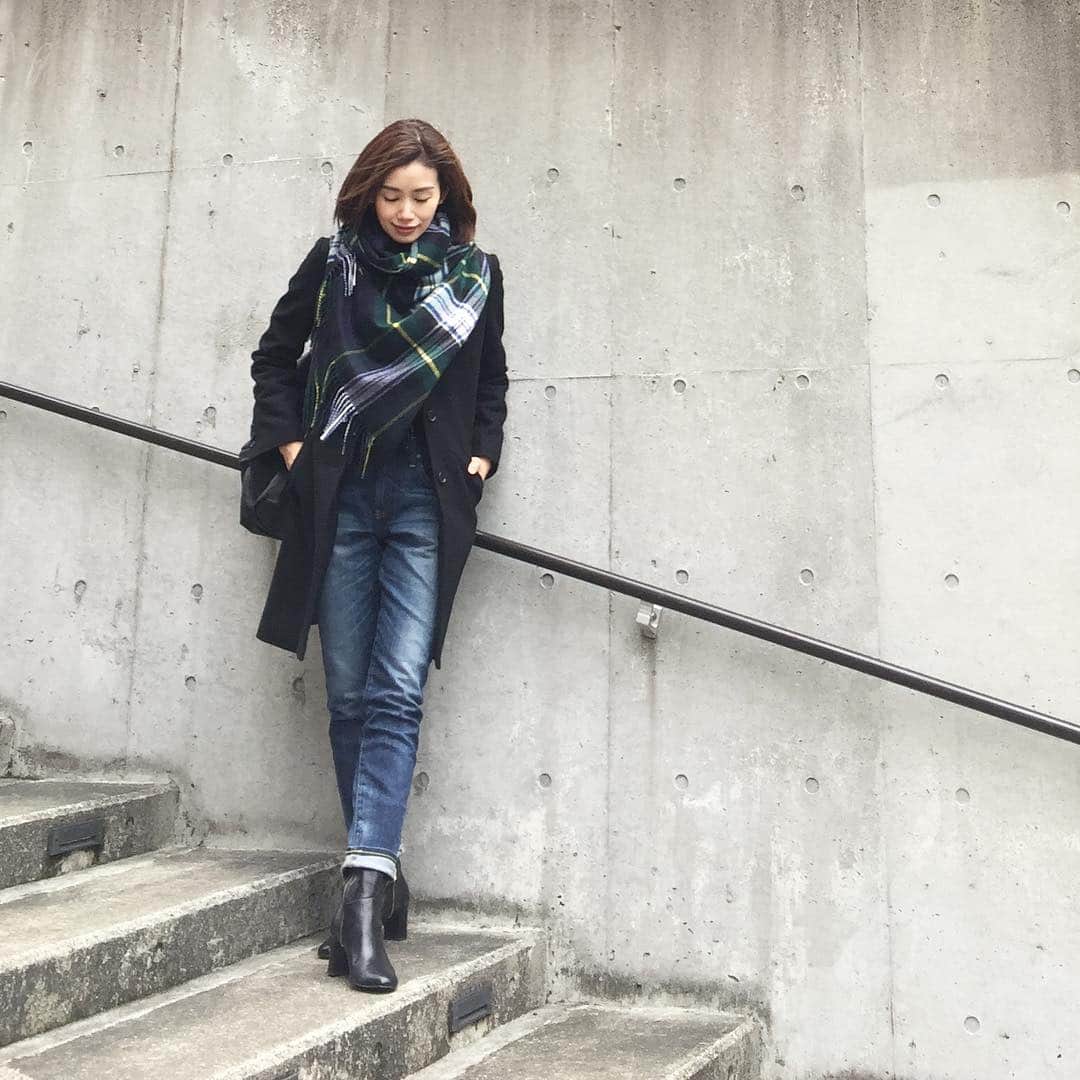 武藤京子さんのインスタグラム写真 - (武藤京子Instagram)「* 昨日の服 * まだまだ寒くて 上下ヒートテックに ストールが手離せませぬ😎 * #ootd #コート #beamslights #ビームスライツ  #ストール #johnstons #ジョンストンズ  #デニム #redcard #レッドカード @redcardtokyo  #メンズレザーリュック #toffandloadstone #トフアンドロードストーン  #靴 #gallardagalante #ガリャルダガランテ @gallardagalante」2月24日 22時14分 - kyokomuto0628