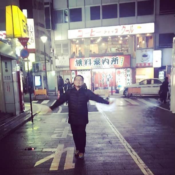 中山恵梨香のインスタグラム：「スキップ選手権の別アングル。 絶対うちらはできてるしぃ。。！ #ベッドイン#ベッドメイキングガールズ #この時はある程度酔いも冷めてるのでガチでやってる #ロンモチ周りの人に迷惑かけないように。 #それでもやっぱりできてるようにしか見えないんだなぁ」