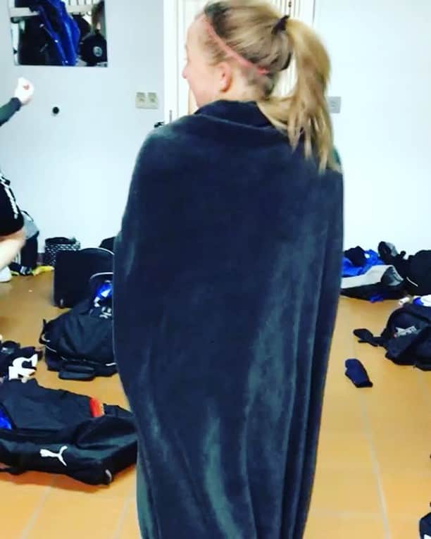 ジャッキー・グローネンのインスタグラム：「3 points, goal, going home and @sandvej filming my best dance moves. 👻」