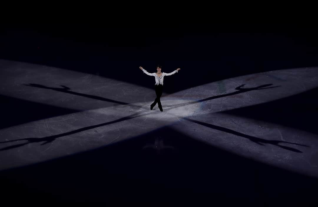 国際オリンピック委員会さんのインスタグラム写真 - (国際オリンピック委員会Instagram)「#フィギュアスケート Galaエキシビションが行われました⛸ 選手の皆さんが、リラックスした雰囲気の中伸び伸びと滑る姿に会場は大盛り上がりでした😍 特にフィナーレのThe Greatest Showman の名曲 This is Meに合わせて、スケーターたちが皆一緒に滑る姿には感動しました😭👏 #羽生結弦 選手がリフトされているのも必見です😂 #pyeongchang2018  #olympics」2月25日 14時01分 - gorin