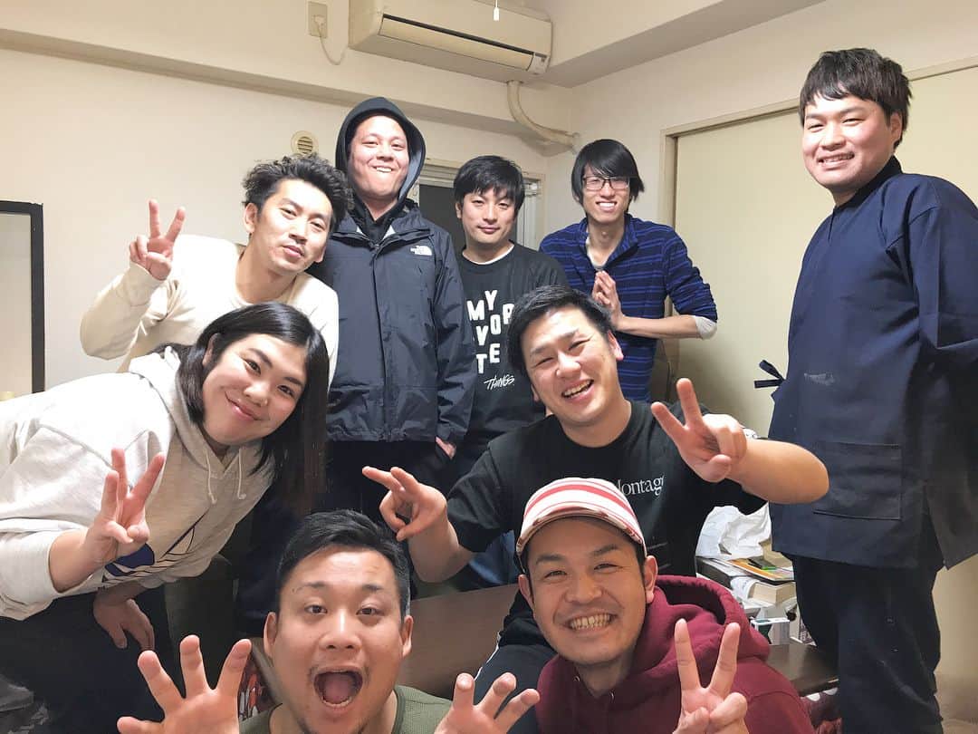 高見雄登さんのインスタグラム写真 - (高見雄登Instagram)「バイト先のてげてげの新年会でした！ #てげてげ#新年会#遅ない？ 深夜の1時からみんなで集合して、店長の土片さんからふぐをふるまってもらいました！ #ふぐ#5kg超え てっさ、てっちり、皮湯引き、白子！ #フルコース 鍋には、ふぐの旨味がすべて凝縮された出汁が完成していました。 みんなはそれでつくるシメの雑炊をとても楽しみにしていました。 #雑炊 そして、いちばん後輩の熊元プロレスがキッチンで作って「雑炊です！」と持ってきてくれた鍋のフタを空けると、そこにはチャーハンがありました。 #チャーハン？ 鍋ぱんぱんのごはん。ごはんは出汁を吸った気配もなくしっかりと歯ごたえもありました。 みんなが「出汁は？」と熊プロに聞くと 「ちょっと捨てましたね…」と… #嘘だろ？ それについて全先輩が「どういうこと？」と問いつめると、熊プロは一向に非を認めようとせず、挙句には、お世話になってる土片さんのせいにしようとしました。(動画参照) イライラした熊プロは、残り汁を先輩にかけたり、立ち上がるときに大きめに足音出したりしてました。 #震脚 ずっと楽しかった… 3/10(土) 「ガブラ！」 19:00開場/19:15開演 道頓堀’ZAZA POCKET’S 出演 #ちからこぶ #爛々 #ヒガシ逢ウサカ チケット1200円 4/10(火) アインシュタイン・見取り図・ヒガシ逢ウサカの4回限定ライブ 「1/4～ネタとコーナー～」 20:45開場/21:00開演 よしもと漫才劇場 出演 #アインシュタイン #見取り図 #ヒガシ逢ウサカ チケット前売1500円/当日1800円 3月2日(金) 「第48回NHK上方漫才コンテスト」 19:30〜生放送 よろしくお願いします！」2月25日 14時50分 - yutotakami