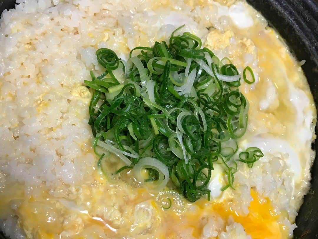高見雄登さんのインスタグラム写真 - (高見雄登Instagram)「バイト先のてげてげの新年会でした！ #てげてげ#新年会#遅ない？ 深夜の1時からみんなで集合して、店長の土片さんからふぐをふるまってもらいました！ #ふぐ#5kg超え てっさ、てっちり、皮湯引き、白子！ #フルコース 鍋には、ふぐの旨味がすべて凝縮された出汁が完成していました。 みんなはそれでつくるシメの雑炊をとても楽しみにしていました。 #雑炊 そして、いちばん後輩の熊元プロレスがキッチンで作って「雑炊です！」と持ってきてくれた鍋のフタを空けると、そこにはチャーハンがありました。 #チャーハン？ 鍋ぱんぱんのごはん。ごはんは出汁を吸った気配もなくしっかりと歯ごたえもありました。 みんなが「出汁は？」と熊プロに聞くと 「ちょっと捨てましたね…」と… #嘘だろ？ それについて全先輩が「どういうこと？」と問いつめると、熊プロは一向に非を認めようとせず、挙句には、お世話になってる土片さんのせいにしようとしました。(動画参照) イライラした熊プロは、残り汁を先輩にかけたり、立ち上がるときに大きめに足音出したりしてました。 #震脚 ずっと楽しかった… 3/10(土) 「ガブラ！」 19:00開場/19:15開演 道頓堀’ZAZA POCKET’S 出演 #ちからこぶ #爛々 #ヒガシ逢ウサカ チケット1200円 4/10(火) アインシュタイン・見取り図・ヒガシ逢ウサカの4回限定ライブ 「1/4～ネタとコーナー～」 20:45開場/21:00開演 よしもと漫才劇場 出演 #アインシュタイン #見取り図 #ヒガシ逢ウサカ チケット前売1500円/当日1800円 3月2日(金) 「第48回NHK上方漫才コンテスト」 19:30〜生放送 よろしくお願いします！」2月25日 14時50分 - yutotakami
