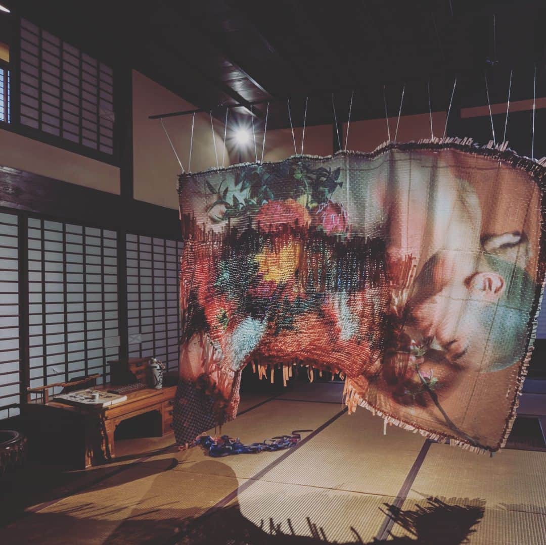 清川あさみさんのインスタグラム写真 - (清川あさみInstagram)「紙、アクリル、本、様々な素材を使って糸で作品を作りますが、最近はまた写真に刺繍で新作を👏 I make works using various materials #asamikiyokawaart #清川あさみ #asamikiyokawa  #智恵子シリーズはもうすぐ海外グループショーに⤴️ #いってらっしゃい作品」2月25日 7時45分 - asami_kiyokawa