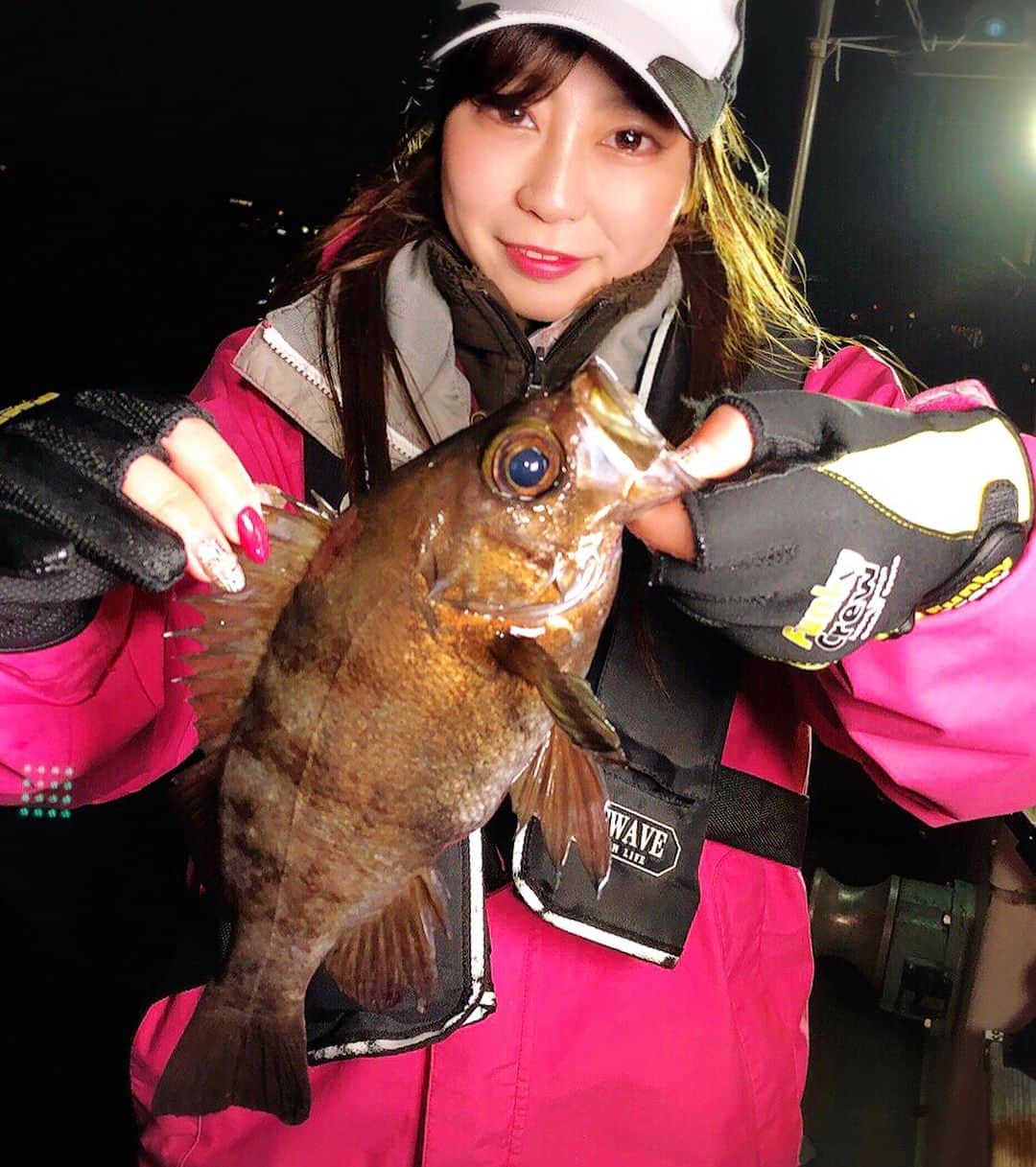 福井柑奈さんのインスタグラム写真 - (福井柑奈Instagram)「尺には届きませんでしたが、 28cmメバルさん🐟❤️❤️ . 良型けっこういたので、 お刺身と、塩焼きと、煮付け( ^ω^ )⭐︎全部や！ .  #メバル #メバルサビキ #18匹か17匹 #釣り #夜釣り #釣りガール #放送済みです #❤️」2月25日 9時29分 - kanna_fukui