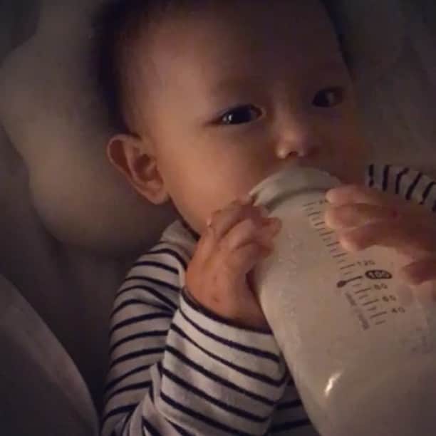 DaisukeNのインスタグラム：「🍼 . . . #milk #baby #boy #7months #kairi #dream #treasure #love #awesome #smile #laugh #🍼 #👶🏻」