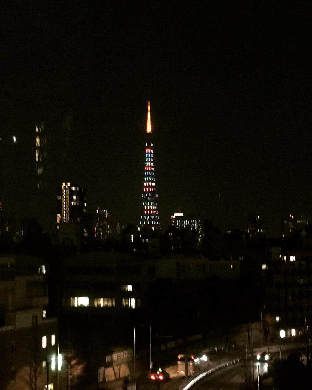 朝日奈丸佳さんのインスタグラム写真 - (朝日奈丸佳Instagram)「不思議な色の #東京タワー  なんでだろ？」2月25日 11時41分 - madoka_maru_hina