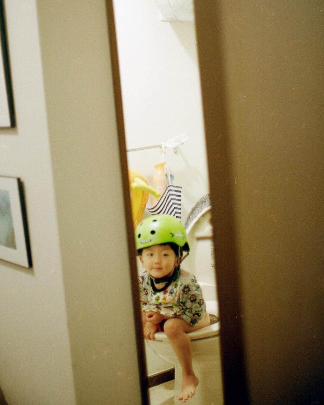 花盛友里のインスタグラム：「う◯ちの間も安全対策は欠かさない。 . . #3歳児 #謎の行動だらけ」