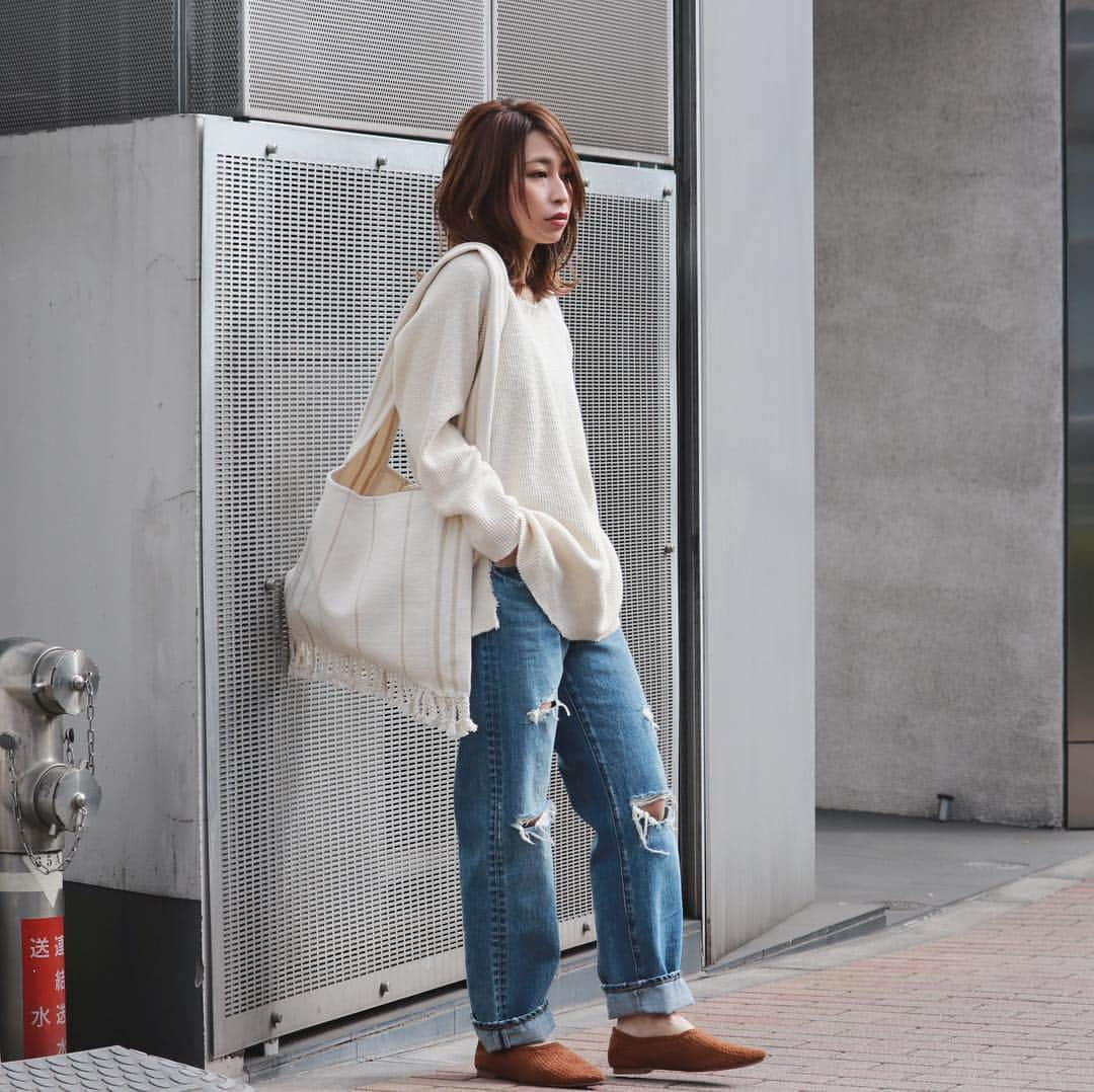 Ungrid staff snapさんのインスタグラム写真 - (Ungrid staff snapInstagram)「. "blogger @ungrid_yuri 155cm" . #ワッフルスリットロングスリーブTee ¥6,372(tax in)オフホワイト：on sale . #クラッシュストレートデニム ¥17,280(tax in)24インチ：on sale . @ungrid_staffsnap #TOPページURLよりチェック✔︎ . #Ungrid #Ungrid_staffsnap #Ungriddenim #denim  #コーデ #スウェット #カジュアル #ファッション #ワッフルロンT」2月25日 12時55分 - ungrid_staffsnap