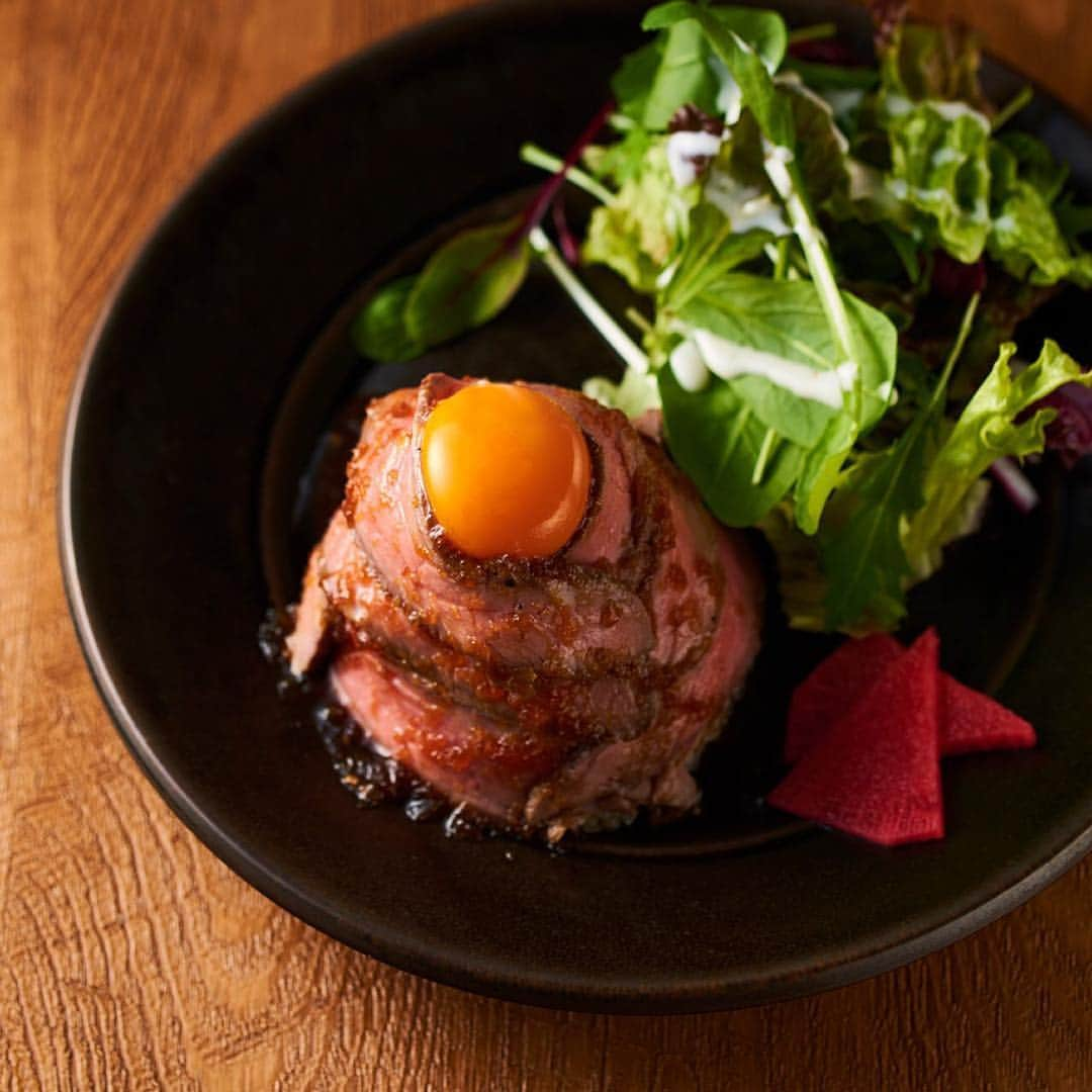 肥後橋アン,モッテのインスタグラム：「. ローストビーフ丼🥩 . ランチの大人気メニューです😋 . しっとり赤身肉が柔らかくて飽きずにペロッと食べられます😋 . まずは黄身を潰してから😍 . #アンモッテ  #炭火肉バル塊肉アンモッテ  #ランチ #ディナー  #肉バル #肉屋 #ローストビーフ  #ローストビーフ丼  #塊肉 #赤身肉 #肉寿司  #肉バル #肉 #がっつり #肥後橋ランチ #大阪ランチ #肥後橋 #江戸堀 #土佐堀  #京町堀 #靭公園 #大阪  #大阪ランチ #大阪グルメ #大阪ディナー」