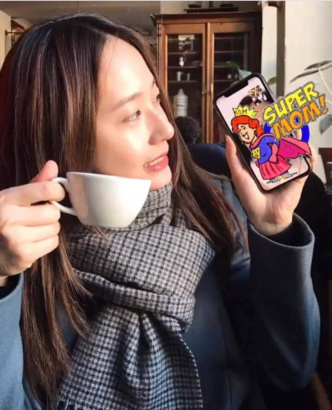 ジェシカのインスタグラム：「#Krystal video-call ing with her mom❤️」