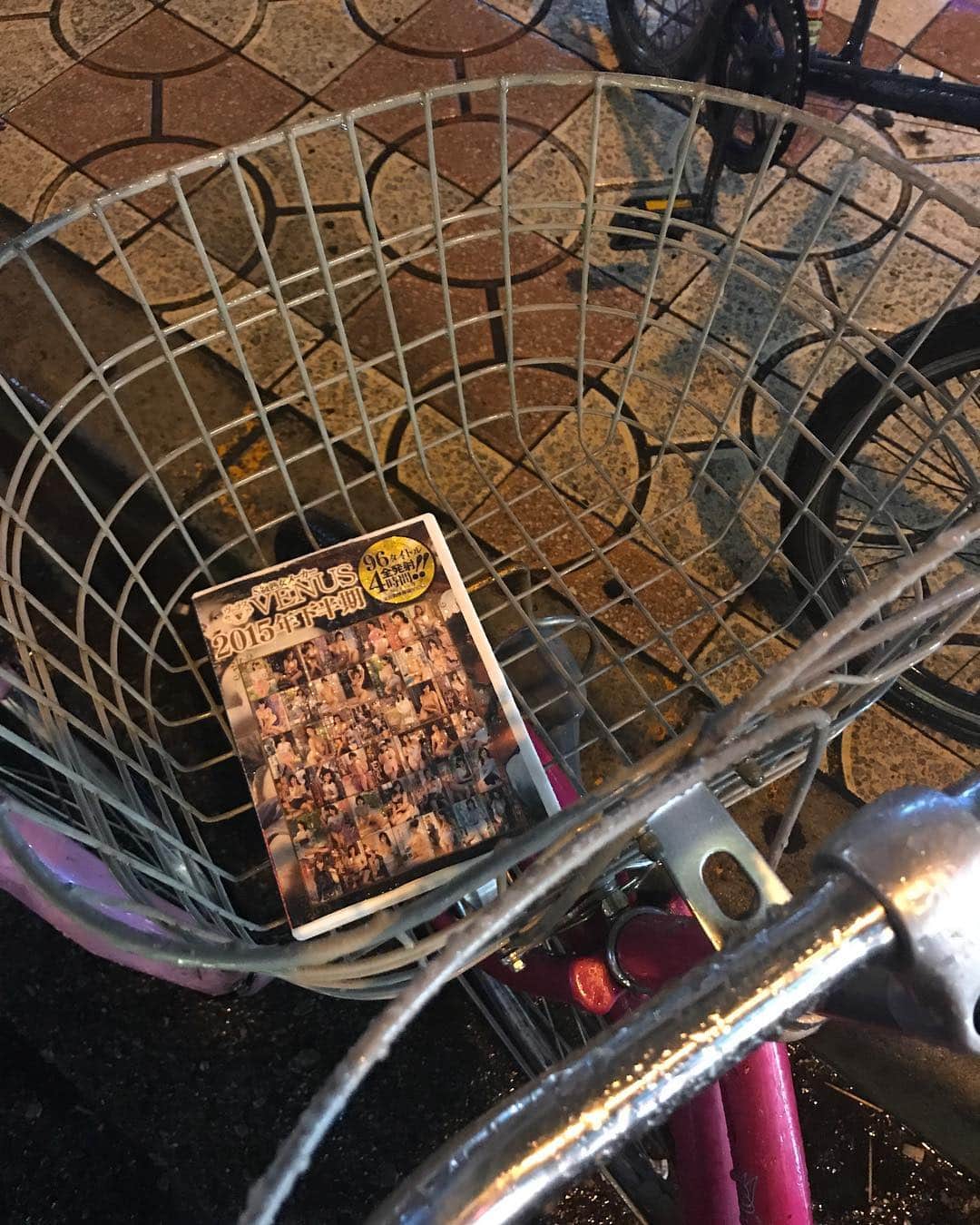 のインスタグラム：「ytv漫才新人賞決定戦終わり、家に帰ろうとしたら自転車のカゴにご褒美みたいなん入ってた。」