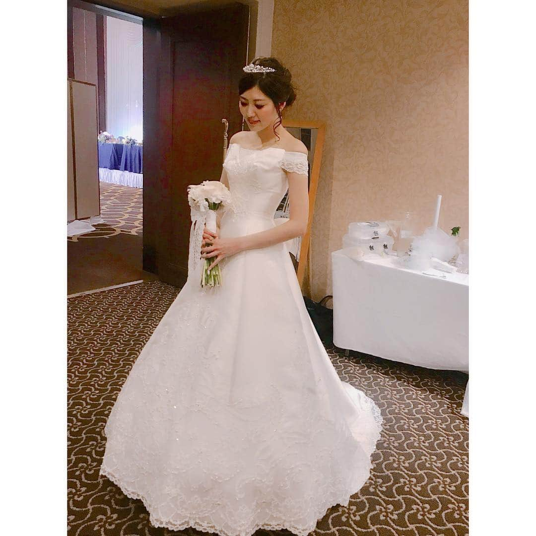 岩﨑名美さんのインスタグラム写真 - (岩﨑名美Instagram)「#ヒルトン成田 ブライダルショーでした👰💍 人生初のブライダルで洋服のファッションショーとはまた全然違くてすっごく緊張しましたが、とても仲間意識の強い現場でアットホームで厳しくも優しく色んなこと教わってまた一つ成長できました🙋‍♀️！ そして、実は初ウエディングドレス姿公開です。どうかな？（笑）☺︎ #wedding #weddingdress #bridal #model #dress #ヒルトン成田」2月25日 23時54分 - nami_iwasaki