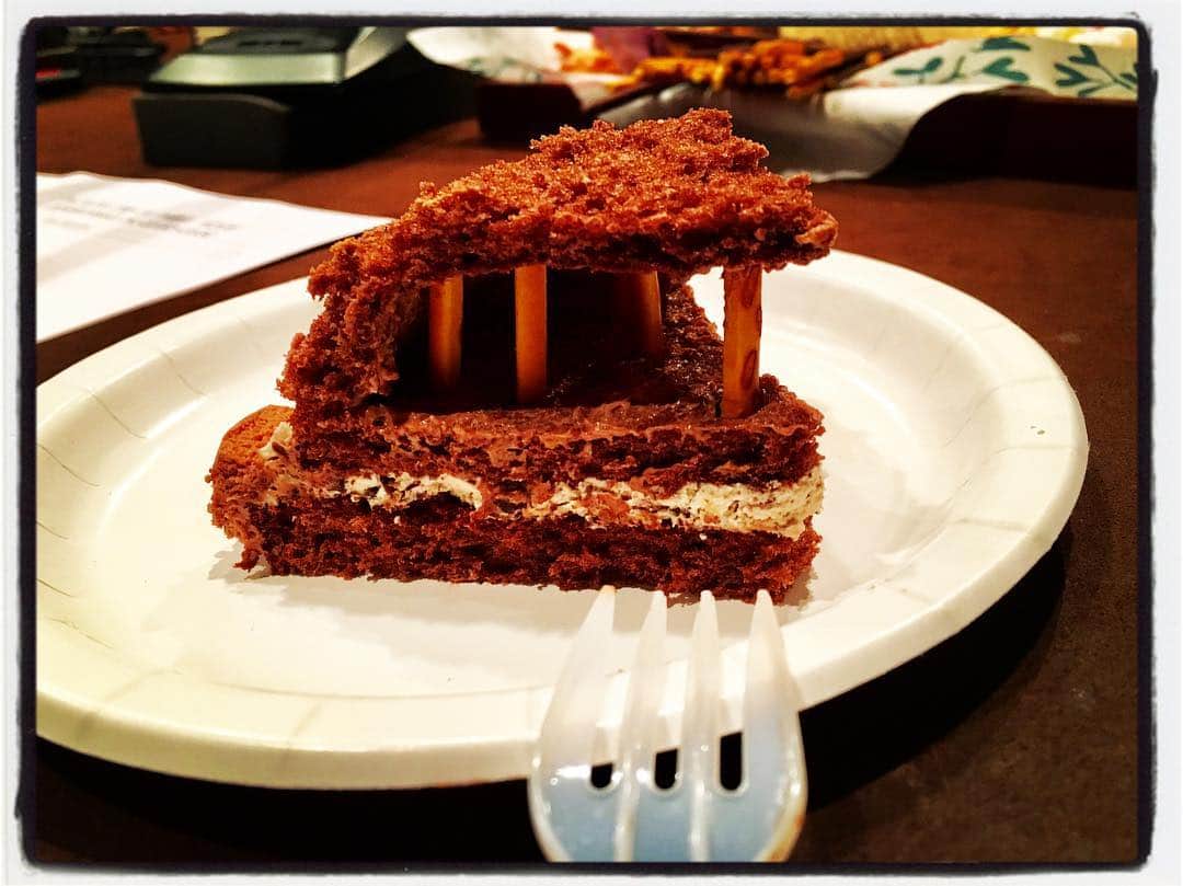 井上聡のインスタグラム：「どこぞのチョコレートケーキ  6点（10点満点）  先日とある方の誕生日ケーキを筆者にもカットしていただき、振舞ってもらいました。圧巻だったのはフォークの重力だけで一番下までカットできてしまうスポンジの柔らかさ。何も抵抗を感じる事がなく「あれ？もうすでに誰かがカットしてくれたのかな？」と、あまりの柔らかさにカットする前からカットされているという自然の理を完全に無視したケーキだと言える。そして次にもうひとりの主役であるクリームだが、試しにひと舐めしてみると程よい甘さであまりの美味しさに気付けばクリームだけをすべて食べてしまっていた。クリームをすくってると上のスポンジが落ちてくるのでそこはその辺にあったポッキーの持つところを折って柱にしてなんとか形を崩さず乗りきれました。日本が誇る釘を使わない建築の技術がまさかこんなところで役に立つとは自分でも驚いています。  #ケーキ界のパルテノン神殿 #久しぶりのインスタ #なのでいつもの感じが掴めてない #次回はちゃんとしよう」