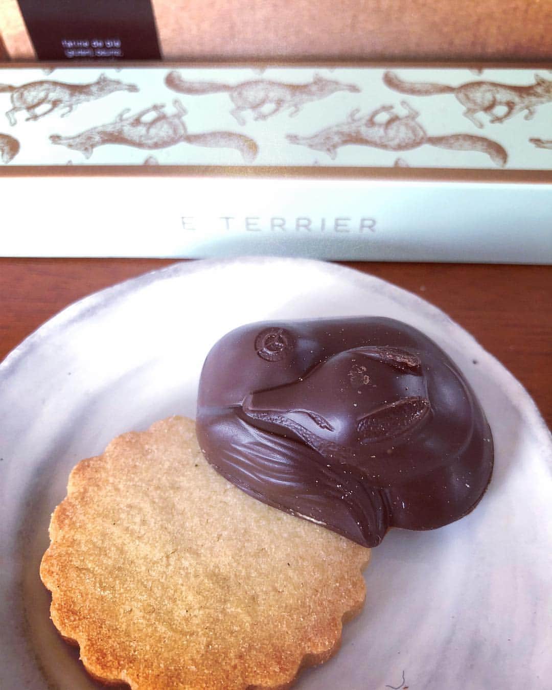 加藤紀子のインスタグラム：「LE TERRIERのチョコにするか Poilane のクッキーにするか 原稿書きで煮詰まる脳🧠で考える。 結果、意思を持たない右手がクッキー、チョコと順番につかんで口の中へ🤭🤦‍♀️ 文字数とカロリー、反比例の午後。  #paris土産🇫🇷 #poilâne  #leterrier ＃tricolorparis」