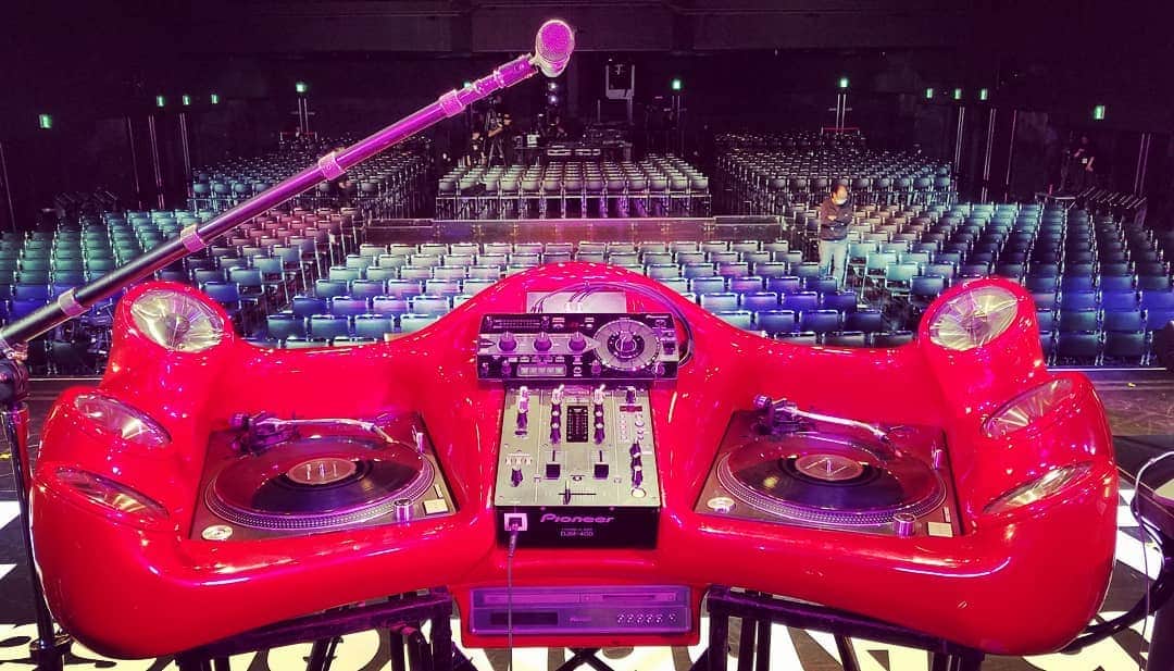 DJ KOOさんのインスタグラム写真 - (DJ KOOInstagram)「本日もビカビカの赤Boothでお待ちしています！！盛り上がっていKOO！！ #TRF #djkoo」2月25日 15時53分 - dj_koo1019