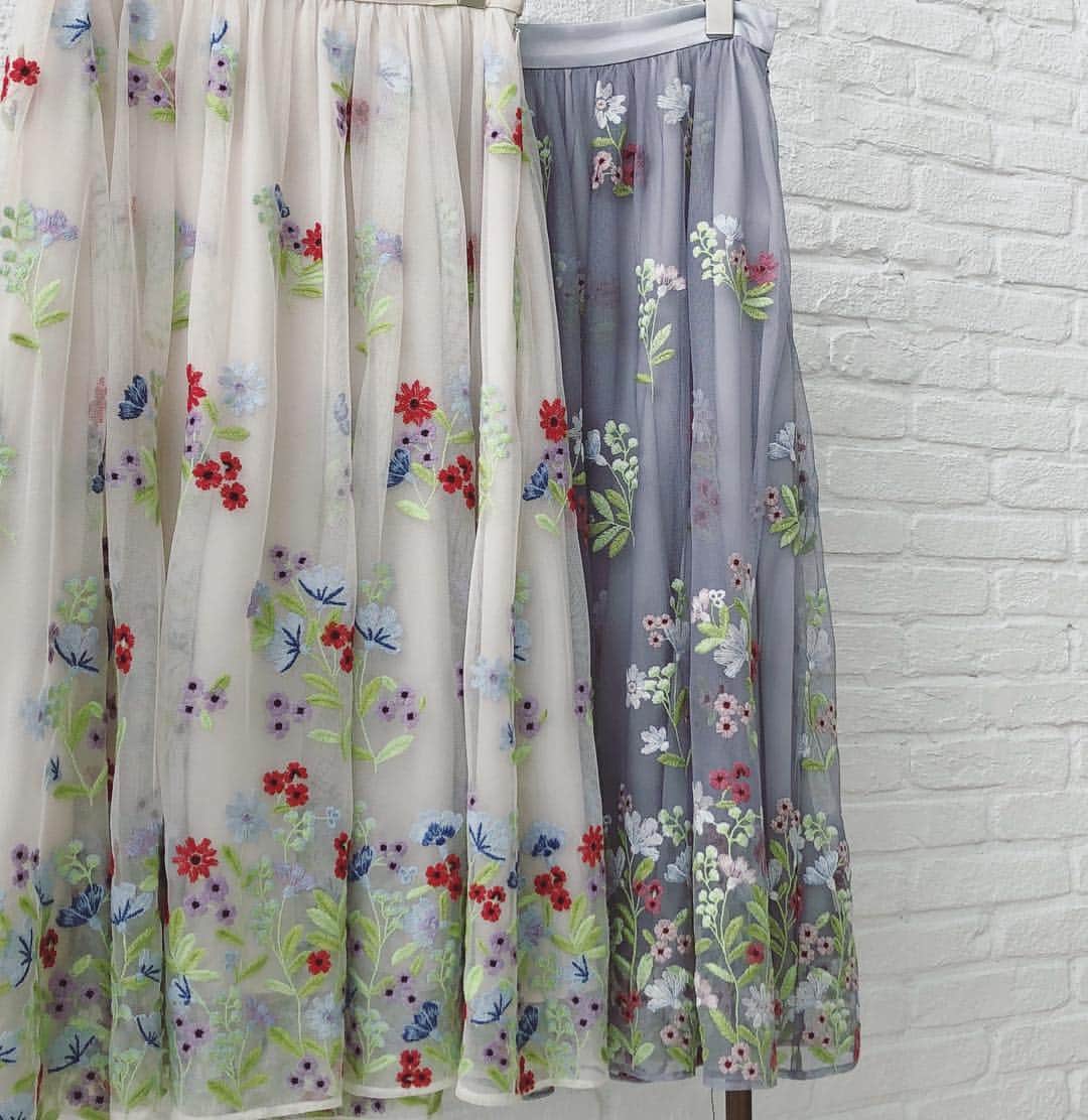 アナトリエさんのインスタグラム写真 - (アナトリエInstagram)「【tulle skirt】 ． 繊細な刺繍と鮮やかなカラーのチュールスカート。纏うだけで、春らしさ満開。 ． skirt 528-74906 ¥18,000+tax 詳細は、プロフィールの🔗からチェックできます！ ． #anatelier #anatelierofficial #tulle #tulleskirt #embroidery #チュール刺繍 #刺繍 #skirt #fashion」2月25日 16時34分 - anatelier_official