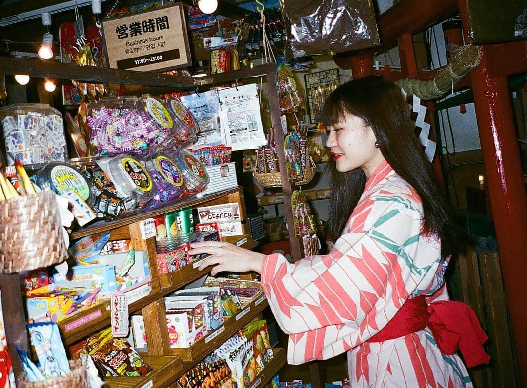 大関れいかさんのインスタグラム写真 - (大関れいかInstagram)「. 駄菓子屋激アツ🙋🏻‍♂️ 小さい頃から何かのご褒美は150円分の駄菓子だった我。 パパとよく行ったなぁ。 #駄菓子屋#あると入ってしまう#何かを感じる #駄菓子大好きマン#我の体は駄菓子でできてる #film#yukata#onsen#japan#girl#me」2月25日 16時48分 - _reikaoozeki