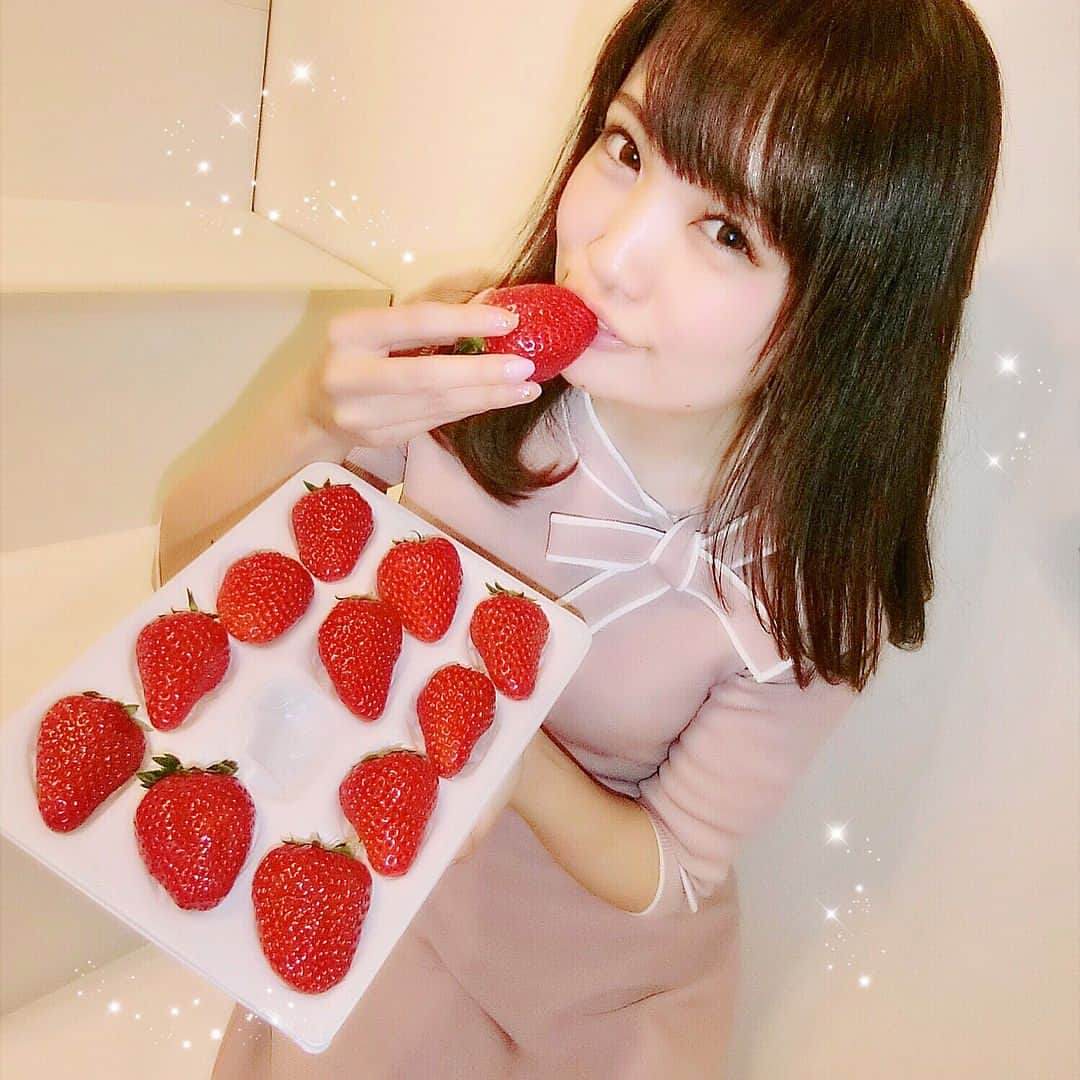 浅井麻里さんのインスタグラム写真 - (浅井麻里Instagram)「👗🍓 . みてみてーー！！💕😳 めっっっちゃ大きい、いちご🍓🍓🍓🍓 . . 先日いちご狩りの撮影でお邪魔した つくばねファームさんに お土産でいただいた大粒いちご❤️🍓 おっきすぎ！！綺麗すぎ！！ 本物のいちごじゃないみたい！💕（笑） とっても甘くておいしさも最高でした🤤💕 . . ワンピース ＊ #メゾンドプリエ (@maisondepriere) 一昨日から発売開始！ その名も〝ひとり勝ちワンピース〟✨ すごい名前だけど（笑）その名の通り、 王道ワンピ！って感じ🎀 シンプルで上品可愛い大人な感じだから、 いろんなシーンで着られそう💓😊 . . #ワンピース#ワンピ#ピンクワンピ#ピンクコーデ#ニットワンピース#特大いちご#大粒いちご#いちご狩り#いちご#つくばねファーム#🍓#maisondepriere#pinkdress#strawberry」2月25日 17時21分 - mari_asai_625