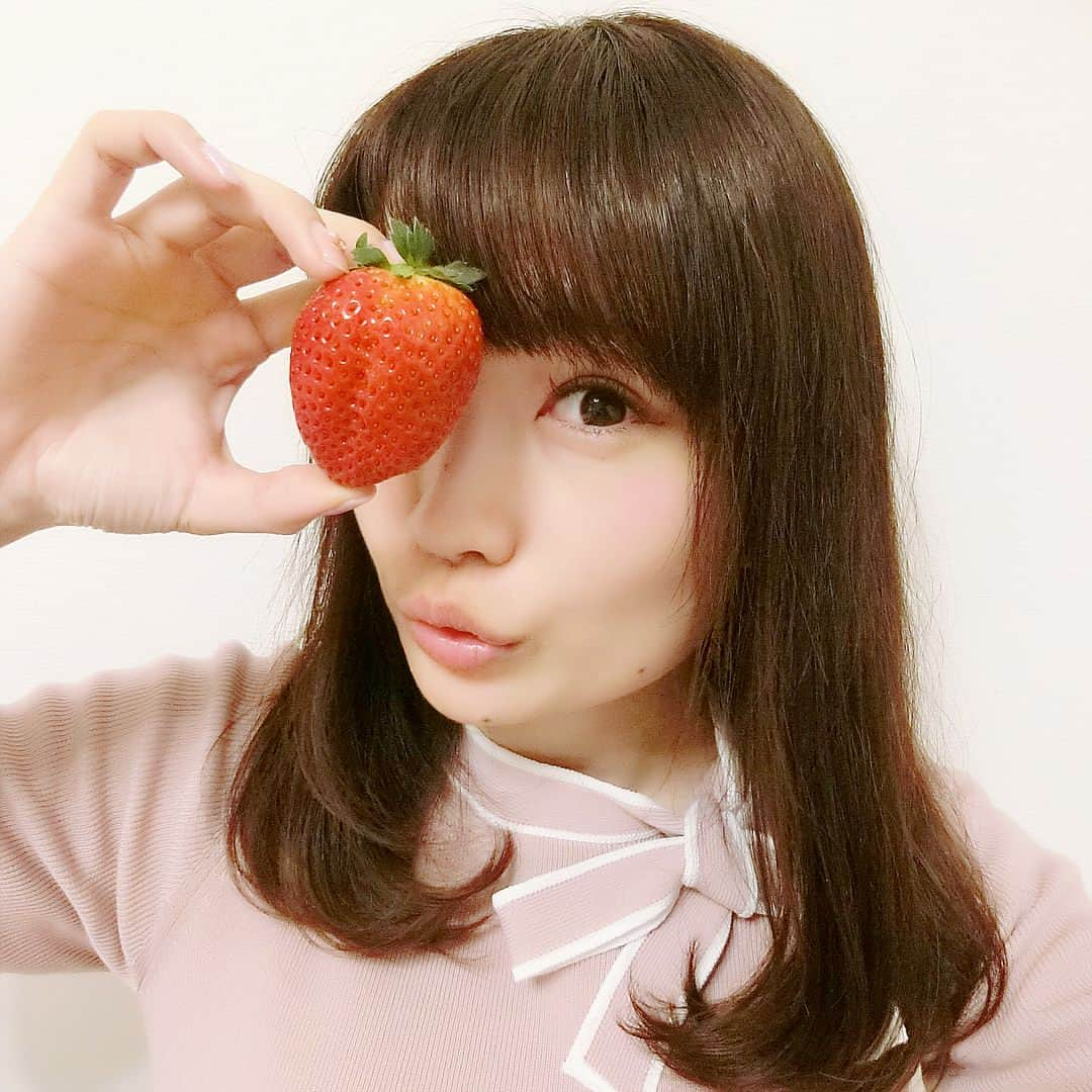 浅井麻里さんのインスタグラム写真 - (浅井麻里Instagram)「👗🍓 . みてみてーー！！💕😳 めっっっちゃ大きい、いちご🍓🍓🍓🍓 . . 先日いちご狩りの撮影でお邪魔した つくばねファームさんに お土産でいただいた大粒いちご❤️🍓 おっきすぎ！！綺麗すぎ！！ 本物のいちごじゃないみたい！💕（笑） とっても甘くておいしさも最高でした🤤💕 . . ワンピース ＊ #メゾンドプリエ (@maisondepriere) 一昨日から発売開始！ その名も〝ひとり勝ちワンピース〟✨ すごい名前だけど（笑）その名の通り、 王道ワンピ！って感じ🎀 シンプルで上品可愛い大人な感じだから、 いろんなシーンで着られそう💓😊 . . #ワンピース#ワンピ#ピンクワンピ#ピンクコーデ#ニットワンピース#特大いちご#大粒いちご#いちご狩り#いちご#つくばねファーム#🍓#maisondepriere#pinkdress#strawberry」2月25日 17時21分 - mari_asai_625