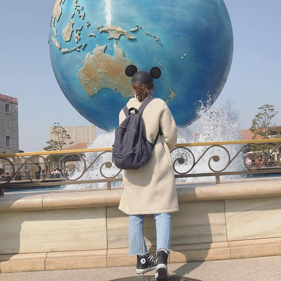 010iii_k_kot_kot__40さんのインスタグラム写真 - (010iii_k_kot_kot__40Instagram)「#ootd #outfit #fashion #fashionstyle #instafashion #disneysea #disney #tokyodisneyresort  昨日は久しぶりの夢の国へ🏰 お天気も良くて テンション上がる⤴️ * そして、いつものごとく やらかし太郎💦 おばさんと従姉妹とゲート前で待ち合わせしていたのですが 遠くから手を振って「おまたせ〜〜〜」と近づいてくる２人組がいたので  私も手をブンブン🙌振って応えたら 「ん？！あれ？！💦」 ひーとー違いーーーーー‼️😳😳😳 * なんと、私達の後ろの方に手を振っていたのを勘違い😳💦 恥ずかいのなんのって🙈🙈🙈 優しいお方で「わかるよ〜〜ウチらもテンション上がってるから😆」 と、手まで握って慰めて？くれました😂😂😂 * 穴があったら🕳入りたかった… * * #code #coodinate #simple #levis #muji #converse #コーデ #コーディネート #シンプル #シンプルコーデ #ママコーデ #年甲斐もなくミッキー被るよね😂#オバミッキー #ディズニー #ディズニーシー #ミッキー」2月25日 17時40分 - 010iii_k_kot_kot__40