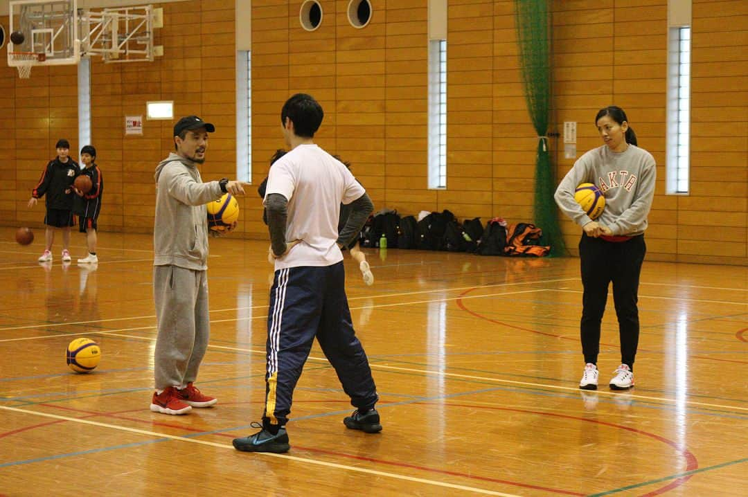 青木康平さんのインスタグラム写真 - (青木康平Instagram)「本日は、 九州で楽しもう🎵 「3x3で学ぶ青木康平&矢野良子バスケットボールクリニック❗」supported by EXPLORERS KAGOSHIMA & 大分STAMPEDE でした！ 矢野さんと梅ちゃんと一緒にクリニックをさせてもらいました！午前中は3X3のクリニックで、レブナイズから館山やウジがきてくれました！ 午後は矢野さんのシュートクリニック！ 日本が生んだ天才シューター！！指導方法は勉強になりました〜！何より子供達の事を考えて1人1人に説明している姿は感動しました！ また梅ちゃんは、同じ歳で現役時代に千葉や、東京、静岡などで一緒に練習をしていたんです！今日は色々話出来て良かったです！ また一緒に何か出来たら面白いな〜！ #鹿児島レブナイズ#watchandc#exprolers#stampede#kagoshima#oita#3X3#矢野良子さん#梅宮学」2月25日 18時19分 - cohey11