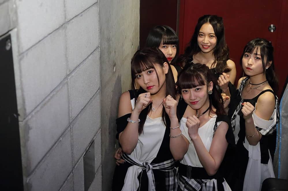Cheeky Paradeのインスタグラム：「6周年ツアーの写真がとても沢山あるので、ちょくちょく載せていこうかと思います(・∀・) 今回は裏側編⭐︎ #cheekyparade #live #6thanniversary #6th #チキパ #チキパ6周年 #ライブ #ツアー #裏側」