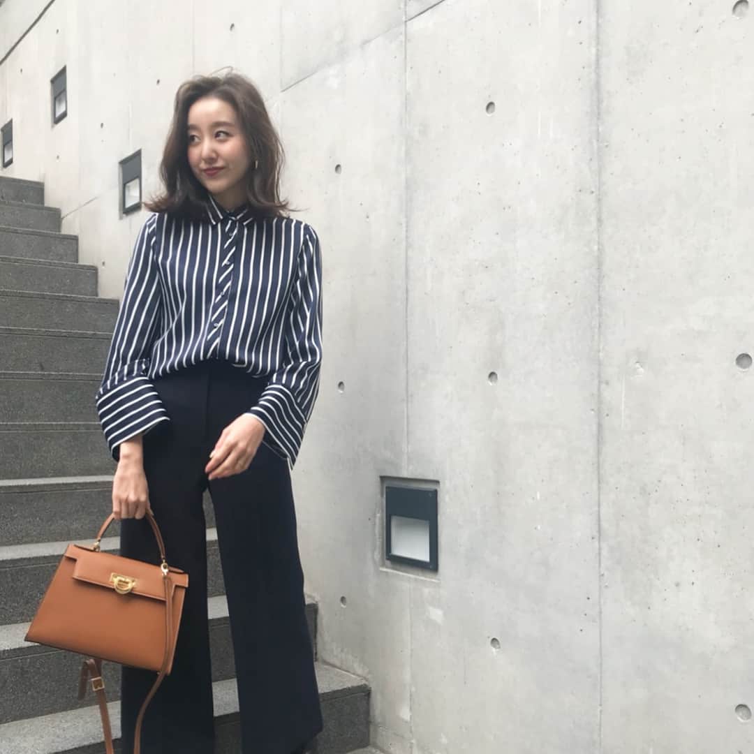 のインスタグラム：「. . naivy✖︎brown . ちょっとだけ💇‍♀️💇‍♀️💇‍♀️ . . tops#zara#ザラ pants#icb#icbjp bag#tomorrowland#トゥモローランド」