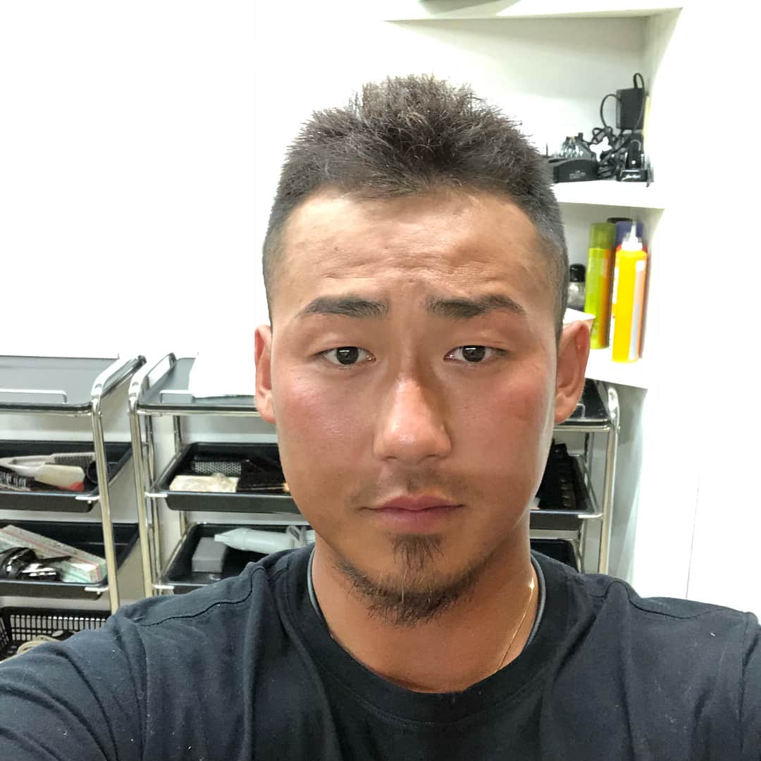 中田翔さんのインスタグラム写真 中田翔instagram 皆さんお疲れ様です やっと羽田に帰ってきました なんか 疲れたな てか 沖縄で髪切ってみました 切る前と後 笑 初めて入った店やったから初め少し怖かったんやけど 色々よくしてくれました