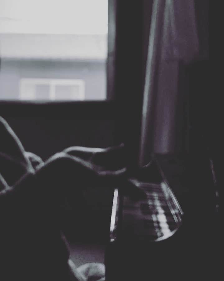のインスタグラム：「. ドトレトラの音がーでなーい #toypiano #弾き方が前衛的」