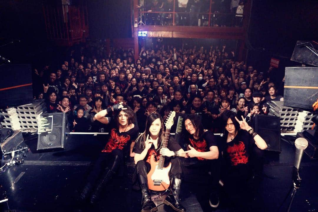 大村孝佳のインスタグラム：「《METAL PARADOX TOUR 2018》  地元大阪・アメリカ村FANJ twice公演満員御礼🎸 二日間本当に良い演奏が出来ました。時間の全てをメンバーと喋り演奏をし、こうして無事に終える事ができ感慨無量です。 どうもありがとうございました。ツアーラストの東京で会いましょう。 #大村バンド #METALPARADOX」