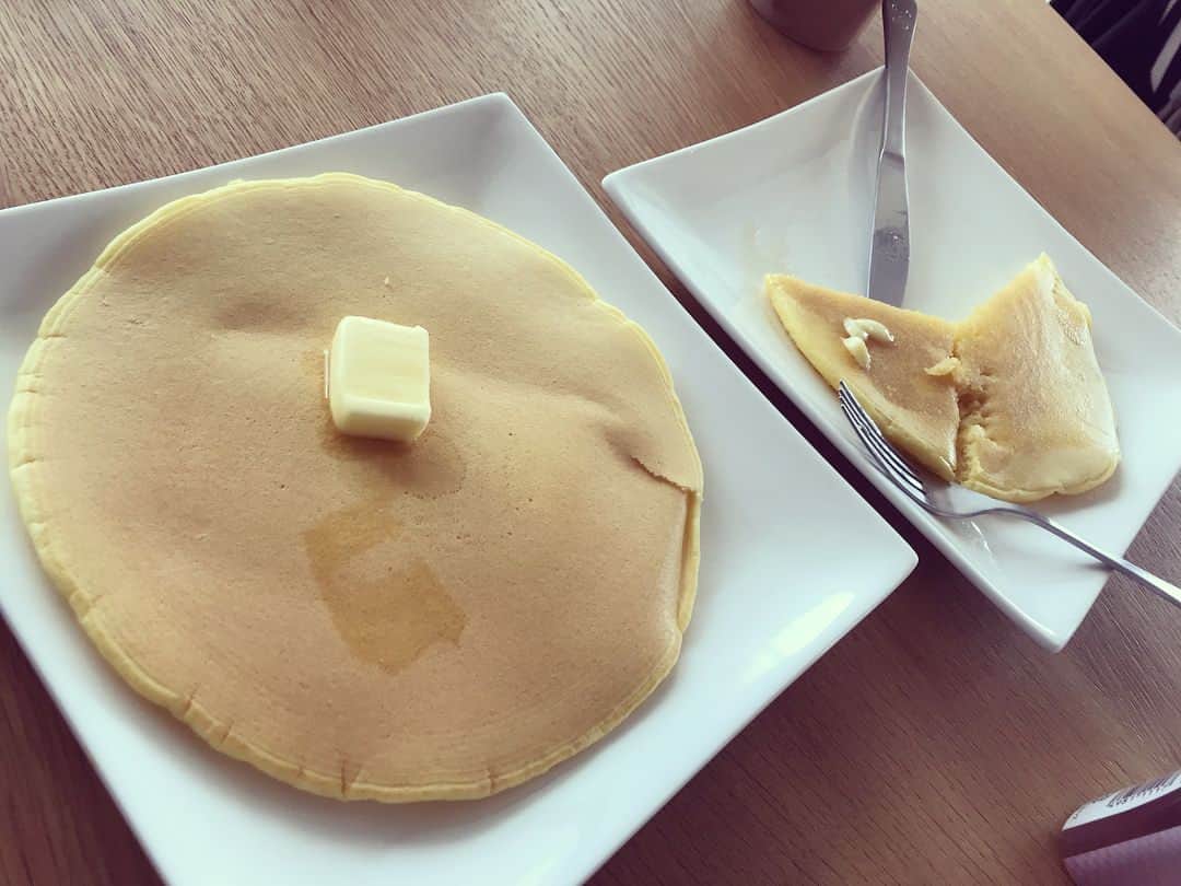 瀬戸弘司さんのインスタグラム写真 - (瀬戸弘司Instagram)「しずえさんがホットケーキを作ってくれた！ . . と思ったら、自分が食べる分をさらにデカく作ってきたしずえ。 . #今日のあさごはん #瀬戸弘司」2月26日 9時07分 - eguri89