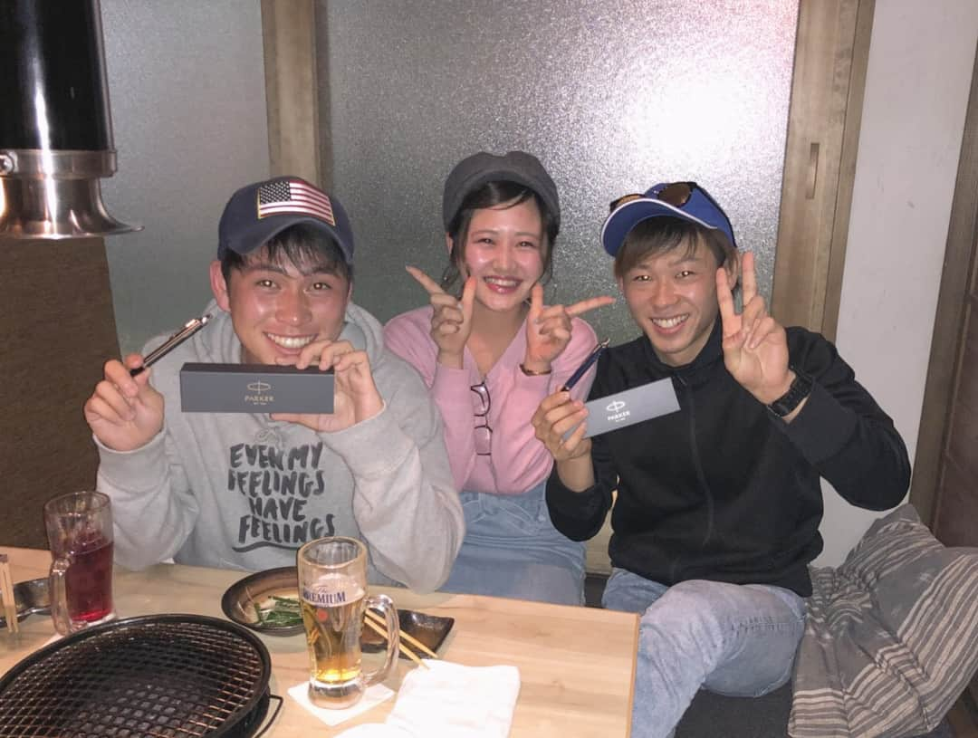 友野楓さんのインスタグラム写真 - (友野楓Instagram)「・ 石川ぶりに3人の集い😋❤️❤️ もおすぐ卒業！4月から社会人の2人にサプライズ🌟 名前入りボールペン🖊。 予想以上の反応の良さでしたん🖤🖤 妹みたいにかわいがってくれるわたしのおにい❤️ ・ ふざけてばっかだけどほんとわちゃんとしてる2人。 何かあったら気にかけてくれたり会いに来てくれたり 話聞いてくれたりたくさん助けられました。 ・ いつもたくさん笑わせてくれてありがとお😋🌟 仲良くなって半年ちょいかな？！笑笑 生意気なわたしなのにかわいいないいやつだなって さすが俺らの妹っていつもいつもゆってくれる🤥❤️ そんな2人のことをわたしわ大事にする🌟🌟🌟 いつもありがとお！！！だいすき！！ ・ #だいすきなおにたんず  #サプライズが好きすぎるわたし #3人で集う時わ毎回サプライズ付き #PARKER #名前入りボールペン #前髪不調すぎ #素敵すぎる笑顔 #2人といると笑ってしかない #乾杯わもちろんビール #死亡しました #頭ガンガン #お酒飲めません  #4月から社会人 #離れても会いに来てね  #2人ともいつもありがとお #だいすき #0225」2月26日 3時30分 - ked.o27