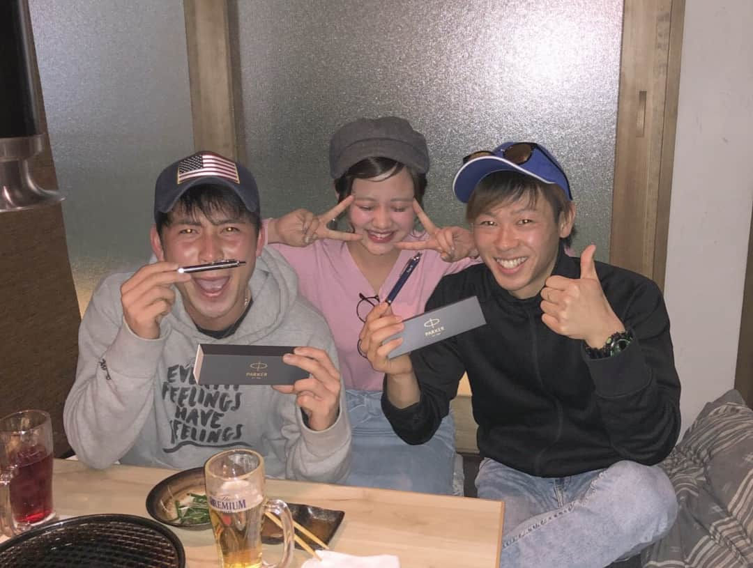 友野楓さんのインスタグラム写真 - (友野楓Instagram)「・ 石川ぶりに3人の集い😋❤️❤️ もおすぐ卒業！4月から社会人の2人にサプライズ🌟 名前入りボールペン🖊。 予想以上の反応の良さでしたん🖤🖤 妹みたいにかわいがってくれるわたしのおにい❤️ ・ ふざけてばっかだけどほんとわちゃんとしてる2人。 何かあったら気にかけてくれたり会いに来てくれたり 話聞いてくれたりたくさん助けられました。 ・ いつもたくさん笑わせてくれてありがとお😋🌟 仲良くなって半年ちょいかな？！笑笑 生意気なわたしなのにかわいいないいやつだなって さすが俺らの妹っていつもいつもゆってくれる🤥❤️ そんな2人のことをわたしわ大事にする🌟🌟🌟 いつもありがとお！！！だいすき！！ ・ #だいすきなおにたんず  #サプライズが好きすぎるわたし #3人で集う時わ毎回サプライズ付き #PARKER #名前入りボールペン #前髪不調すぎ #素敵すぎる笑顔 #2人といると笑ってしかない #乾杯わもちろんビール #死亡しました #頭ガンガン #お酒飲めません  #4月から社会人 #離れても会いに来てね  #2人ともいつもありがとお #だいすき #0225」2月26日 3時30分 - ked.o27