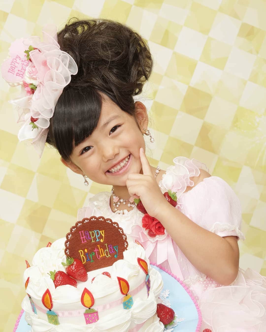 スタジオアリスさんのインスタグラム写真 - (スタジオアリスInstagram)「大きなケーキと一緒にポーズ😌🎁🎂 #お誕生日#HappyBirthday#バースデー#おめでとう #プレママ#マタニティ#赤ちゃん#Baby#女の子ママ#男の子ママ#べビスタグラム#ママスタグラム #写真好きな人と繋がりたい#スタジオ#写真#キッズフォト#フォトスタジオ#家族写真#スタジオアリス#StudioAlice#写真館#写真は未来の宝もの」2月26日 9時52分 - studio.alice