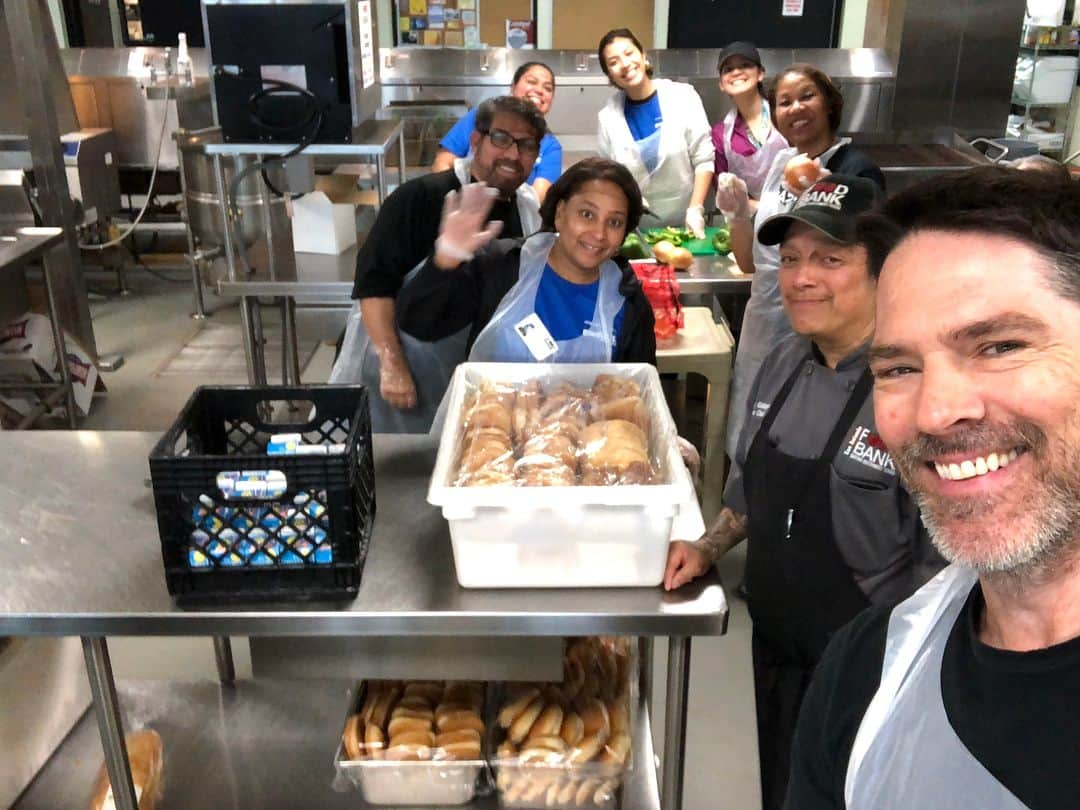 トーマス・ギブソンさんのインスタグラム写真 - (トーマス・ギブソンInstagram)「Some of the kitchen crew at Haven for Hope lunch! #grateful」2月26日 4時37分 - thomasgibsonofficial