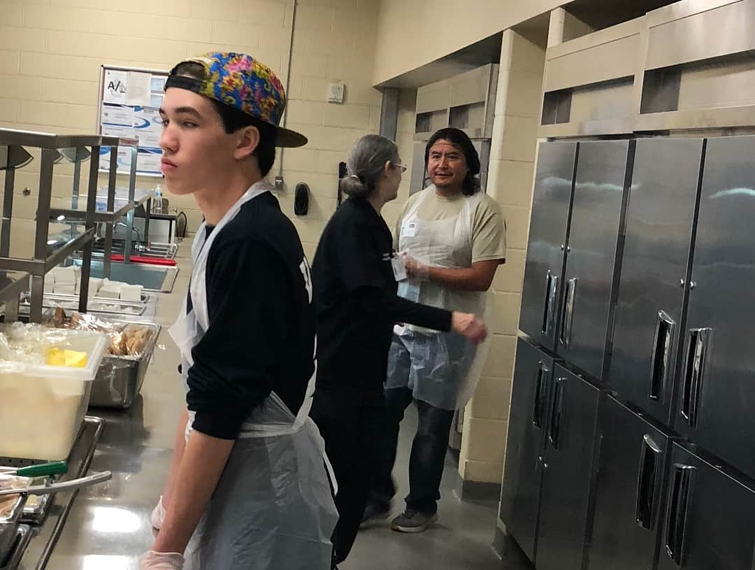 トーマス・ギブソンさんのインスタグラム写真 - (トーマス・ギブソンInstagram)「Some of the kitchen crew at Haven for Hope lunch! #grateful」2月26日 4時37分 - thomasgibsonofficial