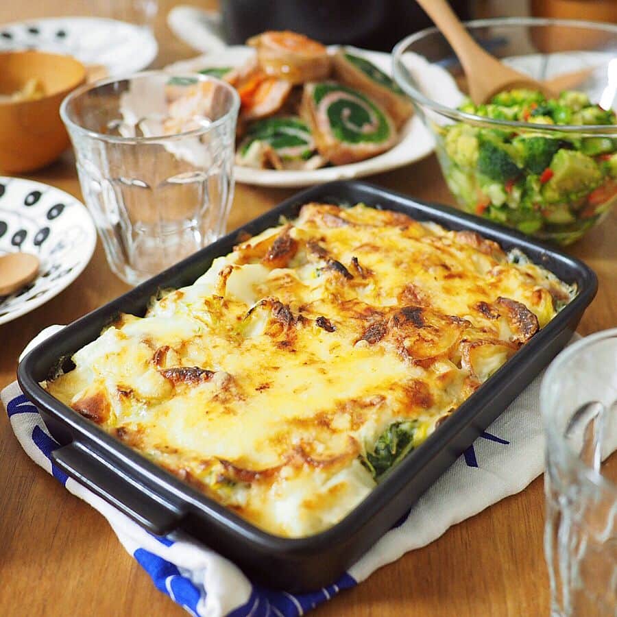 すずゆきさんのインスタグラム写真 - (すずゆきInstagram)「あさごはん ・ ・ 今朝は冷凍ストックのカンパーニュにクリームチーズと 作り置きおかずいろいろで朝ごパン ・ ・ おかずの 白菜とねり物のグラタンは @igersjp ×アラスカシーフードマーケティング協会のねり物フォトコンテストに応募したくて昨日の夕飯用に作ったもの♪♪ (夕飯はストーリーズにも投稿😊) ・ レシピは バターで白菜とねり物を炒めて 白菜が柔らかくなったら薄力粉を投入してまた炒め 少しずつ牛乳を入れて加熱していき とろみが出たら少しの塩で味付け(お好みでコンソメをいれても◎) 耐熱容器に入れてチーズをのせてオーブンで焼くと完成✌️ ねり物は今回ちくわとさつま揚げを使いましたが いろいろなねり物で作れます 子どもも大好きな我が家の冬の定番メニュー♪♪ ・ ・ 週末かなりまったりのんびりできたので 今週もがんばれそう(๑•̀ㅂ•́)و✧ 2018.2.26」2月26日 7時53分 - snow_bell95