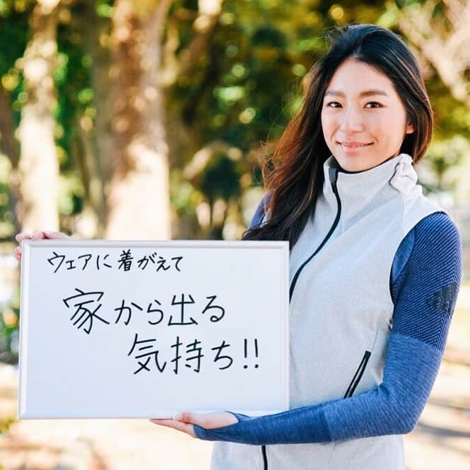 のインスタグラム：「🔶RUNNING TICKET🔶Vol.8 なぜ私が走るのか。 愛用しているシューズについて。 これからランニングを始める人へのアドバイスについて。インタビューを受けてきました。 プロフィールのリンクを開いて是非読んでください。 ・ 「ウェアに着がえて、家から出る気持ち！」これがランニングをこれから始める方に必要なランニングチケットです。 もっと言えば、その気持ちさえ持っていればあなたはもう立派なランナーです。 最初は1km走るだけでもOK。 自分でハードルを高く設定しまうから長続きしなくなる。 途中歩いてしまってもかまわないから、シューズを履いて家を出ることが大事です。みんな、その一歩が踏み出せずに断念してしまうから。 ・ 私は、もし明日フルマラソンに出る事になっても完走出来ますが、それは日頃から走っているから。 もちろんランニングを始めた頃は3kmを走るのも楽ではありませんでした。でも続けていれば必ず長く楽しく走れるようになる。 運動を日常に取り入れる事で身体とともに心も健康になる瞬間を楽しんでください。 ・ #run #running #runningticket #runninggirl #runningshoes #workout #fitness #fitnessmotivation #motivation #sportstraveler #adidas #adidastokyo #adidaswomen #ランニング #ランニング女子 #スポーツトラベラー」
