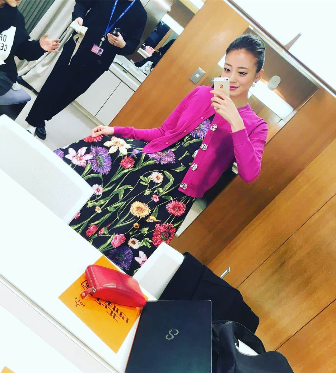 あびる優さんのインスタグラム写真 - (あびる優Instagram)「昨日のアッコにおまかせ✌️ 衣装はＡnd Coutureアンド クチュールさんでした😊👗👠 #make#makeup#hairmake#hairstyle#hair#shooting#fashion#メイク#メイクアップ#ヘアメイク#ファッション#衣装#ワンピース#カーディガン#アンドクチュール」2月26日 17時53分 - yuabiru74