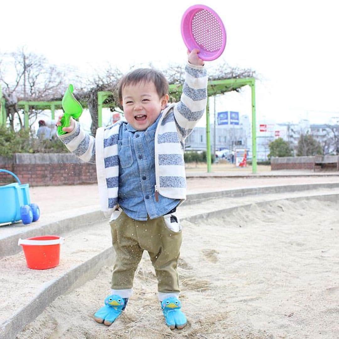 幼児用ファッション地下たびFUM FUM(ファンファン）のインスタグラム：「.とっても楽しそう😆🎶 (砂かぶってないかな？大丈夫かな？笑) . 今の時期はまだ寒いけど、暖かくなってきたらたくさんスイスイと遊んであげて下さい🐧💓 . FUMFUMは世界初！機能性と可愛さを兼ね備えた子ども用の地下足袋です✨詳しくは公式HPまで💁 ↓ @fumfum.tabi tabi-fumfum.jp/ig/  または【FUMFUM】で検索(☞＾Å＾)☞📲💻 . #ゲンナイ製薬 #キッズ #1歳 #2歳#3歳 #プレゼント #踏み育 #コドモノ #親バカ部 #ママリ #キッズコーデ #親ばか #ファンファン #散歩 #ファーストシューズ #ベビフル #ママカメラ #キャンペーン #足袋 #地下足袋 #ペンギン #fumfum #ig_kids #ig_kidsphoto #kidsgram_tokyo #love #family #ig_oyabakabu」