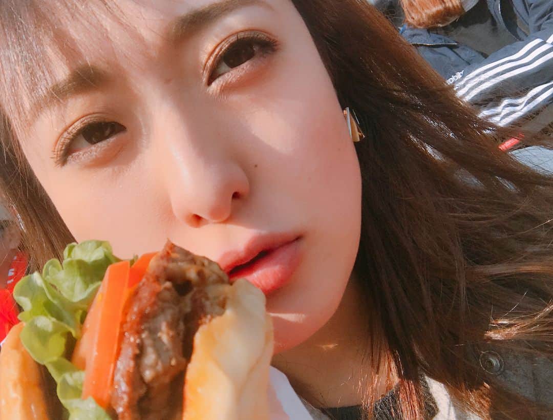 高橋麻美さんのインスタグラム写真 - (高橋麻美Instagram)「シェイクシャックをお供にサンウルブズの開幕戦観てきた週末^ ^  #shakeshack #hamburger #rugby #sunwolves #lunch」2月26日 18時34分 - charmy421
