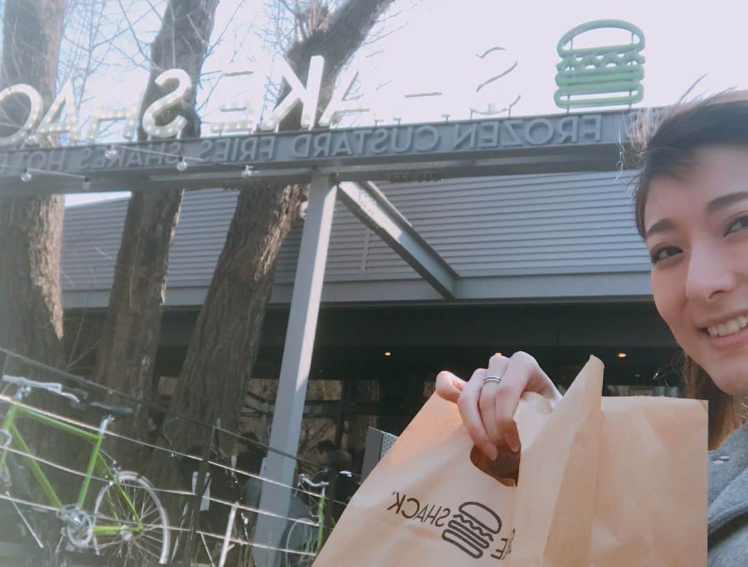 高橋麻美さんのインスタグラム写真 - (高橋麻美Instagram)「シェイクシャックをお供にサンウルブズの開幕戦観てきた週末^ ^  #shakeshack #hamburger #rugby #sunwolves #lunch」2月26日 18時34分 - charmy421
